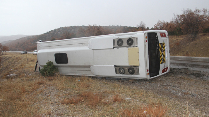 Konya'da öğrenci servisi devrildi: 29 yaralı