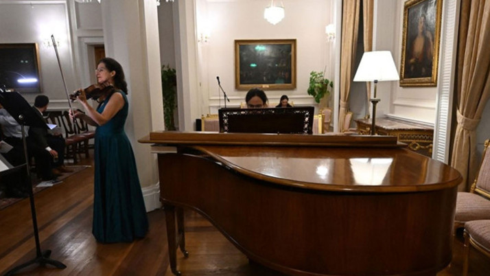 İngiltere'nin Ankara Büyükelçiliği rezidansı, keman virtüözü Madeleine Mitchell'i ağırladı