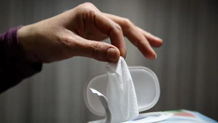 Avrupa'da yasaklandı! Türkiye'de ıslak mendil raflardan kalkıyor mu?