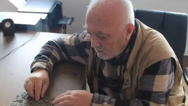 Karaman'da tarih araştırmacısı keşfe çıktığı tarlada 148 sikke buldu