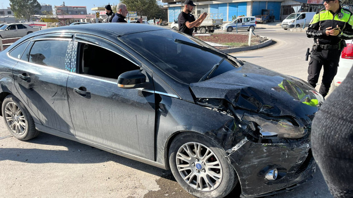 Hatay'da iki otomobil çarpıştı: 4 kişi yaralandı