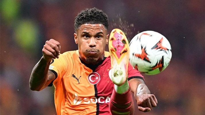 Ismail Jakobs, stattan ayak bileği sargılı ayrıldı!