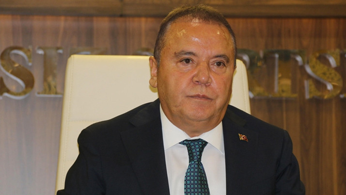 Muhittin Böcek acil olarak hastaneye sevk edildi!