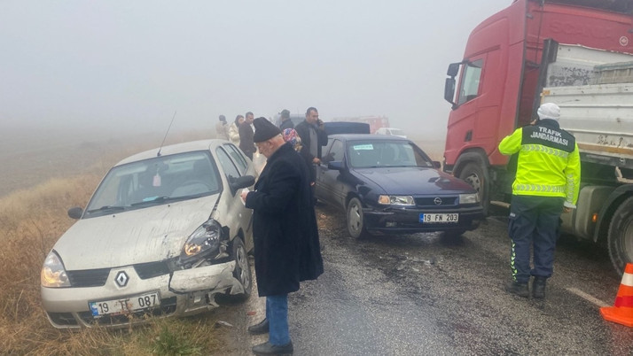 Çorum'da sis kazaya neden oldu! Zincirleme trafik kazasında 6 kişi yaralandı