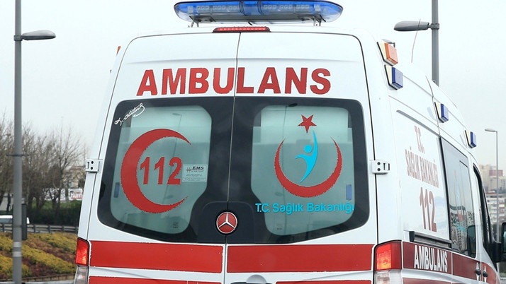 Eşinin kullandığı traktörün altında kalan kadın öldü