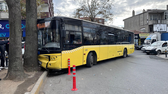 Bağcılar'da İETT otobüsü kontrolden çıkıp ağaca çarptı