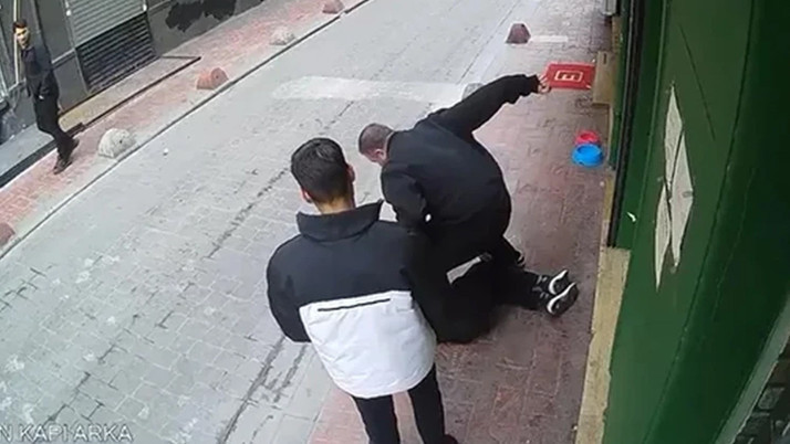 Beyoğlu’nda sokak ortasında şoke eden kavga!