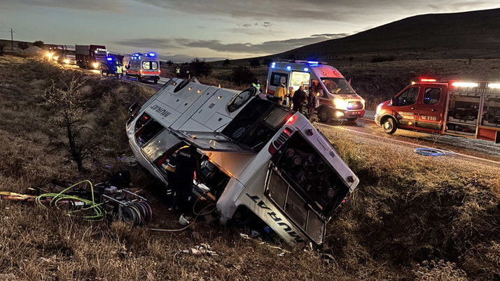 Afyonkarahisar'da yolcu otobüsü devrildi! Ölü ve yaralılar var