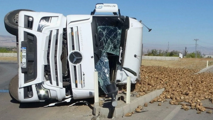 Çankırı'da pancar yüklü tır devrildi! Sürücüsü ağır yaralandı...