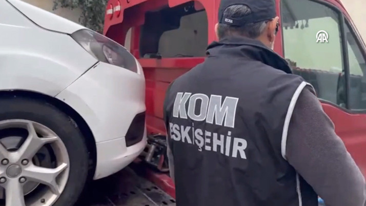 Eskişehir'de arızalı görünümü verilen araçtan çıkanlara bakın!