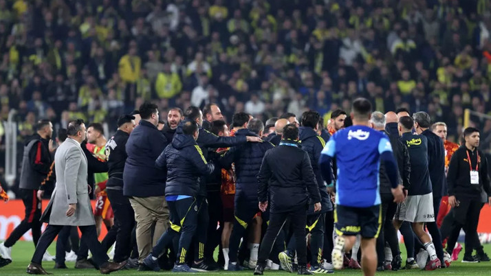 Derbi öncesi yıldızlar kavga etti: İki isim ihraç edildi