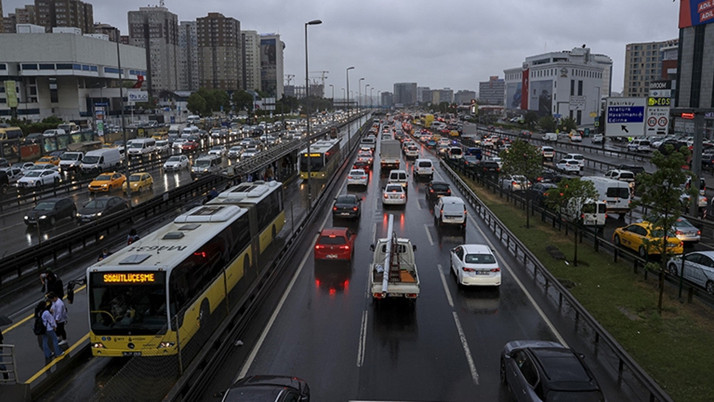 İstanbul'da haftanın ilk iş gününde trafik yoğunluğu yüzde 80'e çıktı