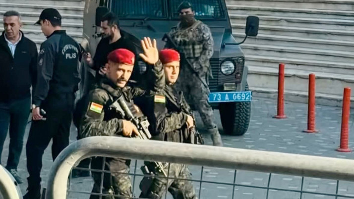 Cumhurbaşkanı Başdanışmanı Oktay Saral'dan Mesud Barzani'nin uzun namlulu korumalarına tepki