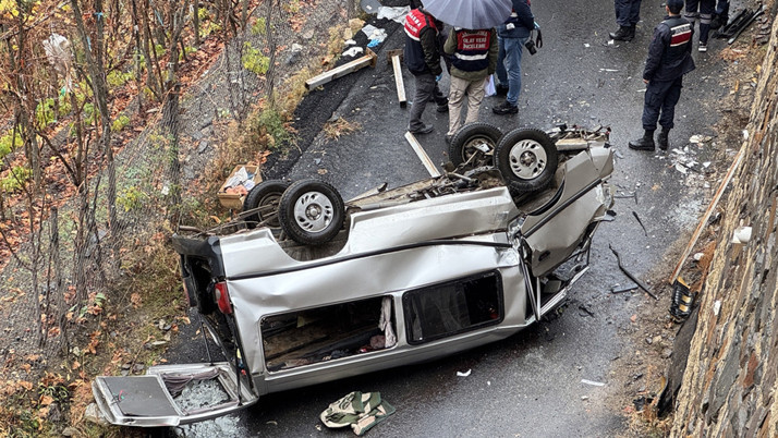 Kamyonet alt yola uçtu! Feci kazada ölenler var