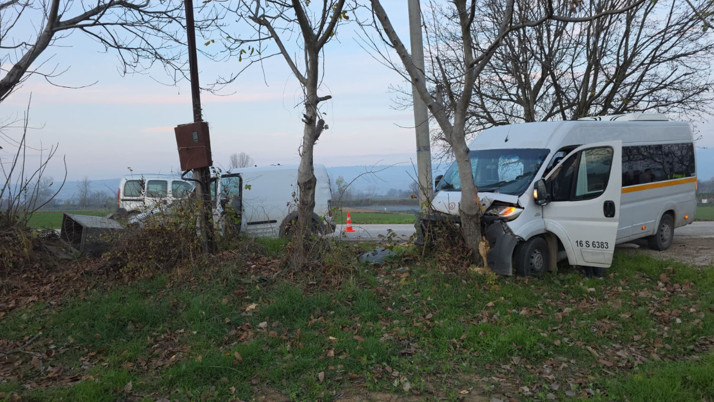 Servis aracıyla otomobil çarpıştı: 11 yaralı!