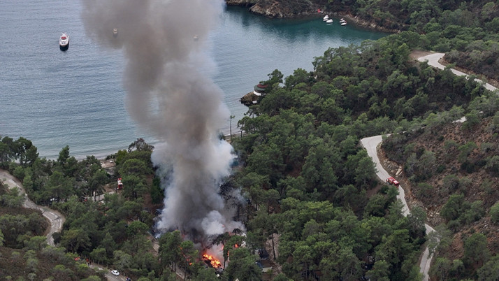 Kamp alanında yangın çıktı! Alevler taşınabilir evler ile karavanlara sıçradı