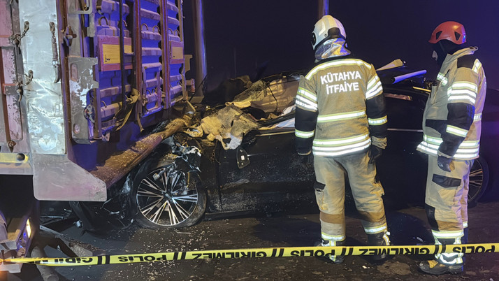 Kütahya'da feci kaza! Otomobil tıra arkadan çarptı 4 kişi hayatını kaybetti