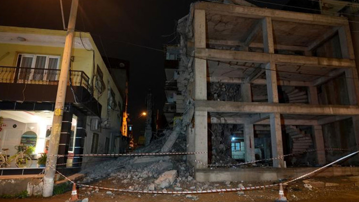 Yıkım sırasında kopan beton parçaları yandaki eve zarar verdi