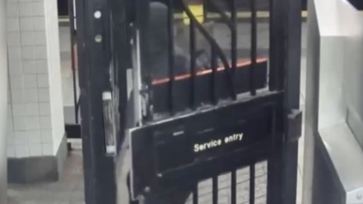 New York metrosunda bir kişi seyahat ederken yakılmak istendi