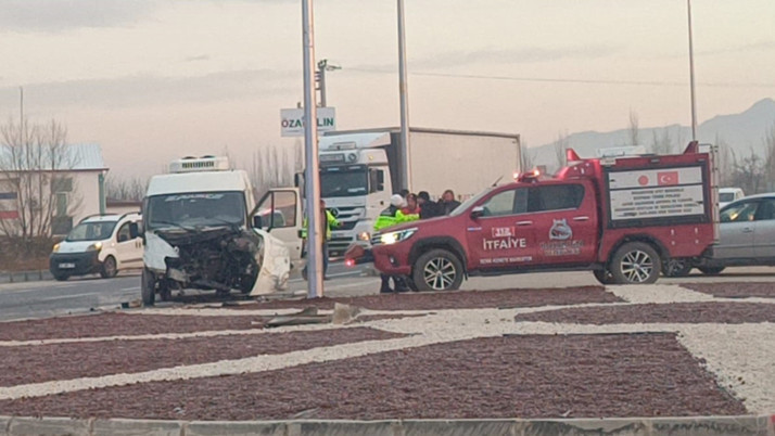 Afyonkarahisar'da öğrenci servis aracı ile kamyonet çarpıştı!