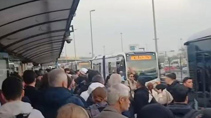 İstanbul'da durakta bayılan çocuk metrobüsün altında kaldı