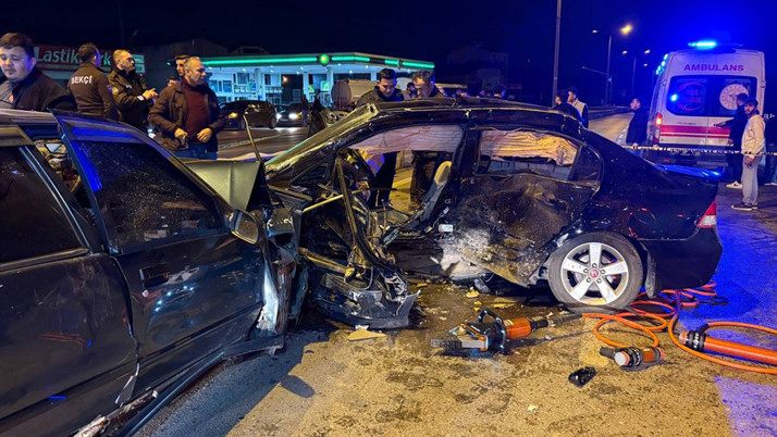 Sakarya'da iki otomobil kafa kafaya çarpıştı: 1 ölü 2 yaralı