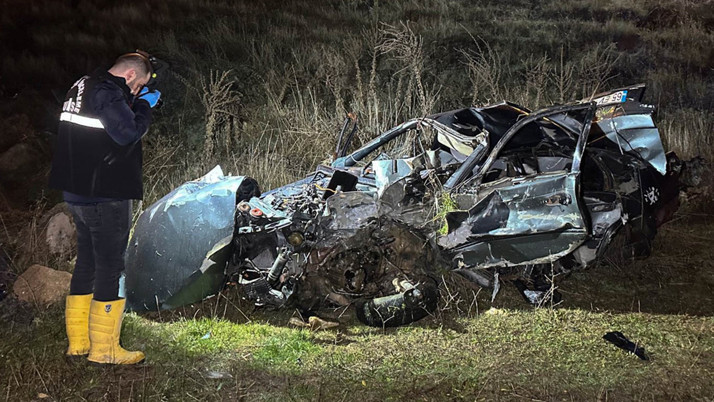 Uşak'ta seyir halindeki otomobil şarampole devrildi: 2 ölü yaralı