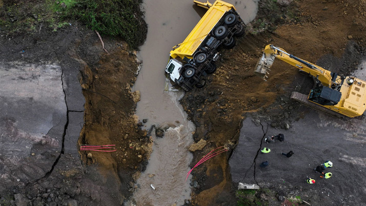 Sarıyer'de yol çöktü: Pikap ile kamyonet dereye uçtu