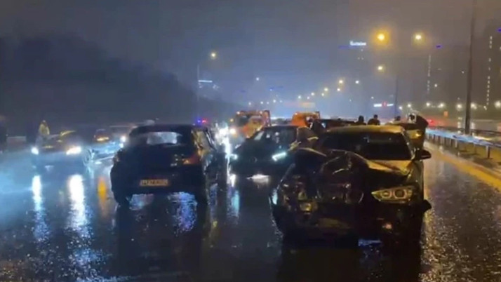 Yağış nedeniyle 7 araç birbirine girdi: 2 yaralı