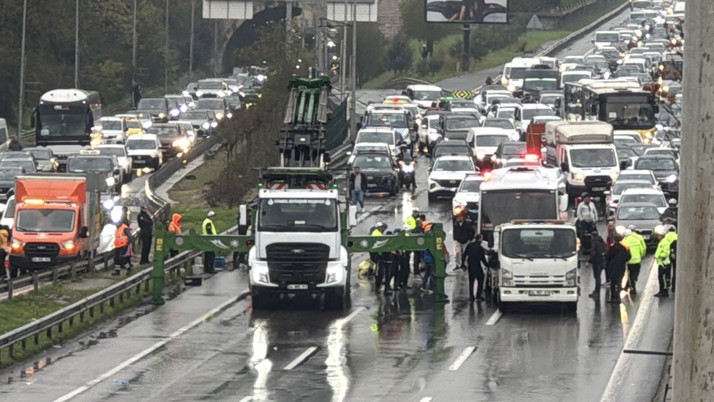 Havalimanı çalışanlarını taşıyan minibüs devrildi