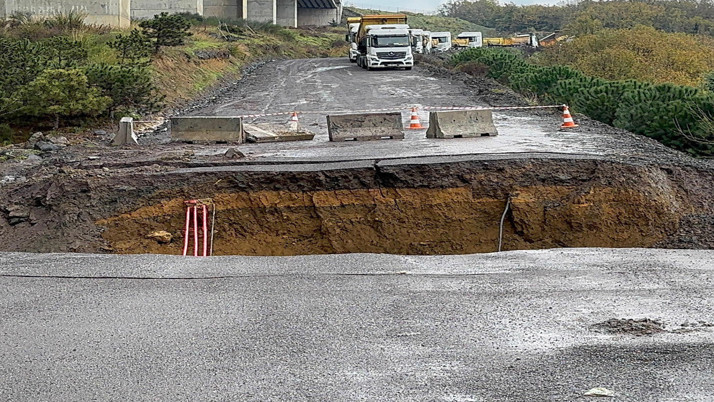 İstanbul'da sağanak! Sarıyer'de yol çöktü! Pikap ile kamyonet dereye düştü