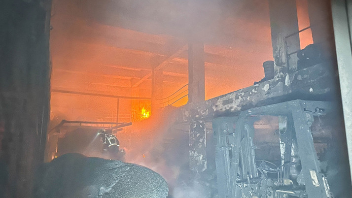 Uşak'ta plastik poşet üretimi yapan fabrikada yangın