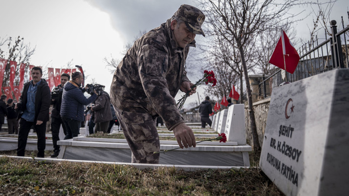 Erzurum'da 59 yıl önce yangında şehit olan 65 asker mezarları başında anıldı