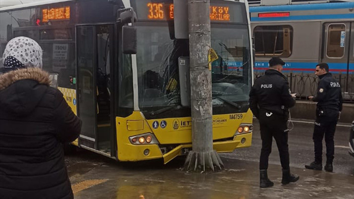 Sultangazi'de İETT otobüsü kayganlaşan yolda kaza yaptı