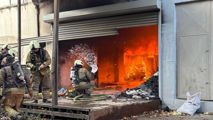 İstanbul'da etiket fabrikasında yangın çıktı