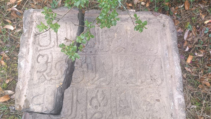 23 yıldır aranıyordu Niksar'da Cin Camisi'nin kayıp kitabesi bulundu
