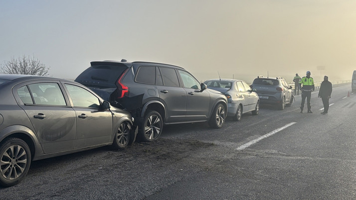 10 aracın karıştığı zincirleme kaza! Yaralılar var