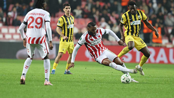 Samsunspor öne geçtiği maçta AEK'ya mağlup oldu