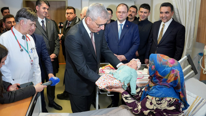 Sağlık Bakanı Memişoğlu İstanbul'da yeni yılın ilk bebeklerini ziyaret etti