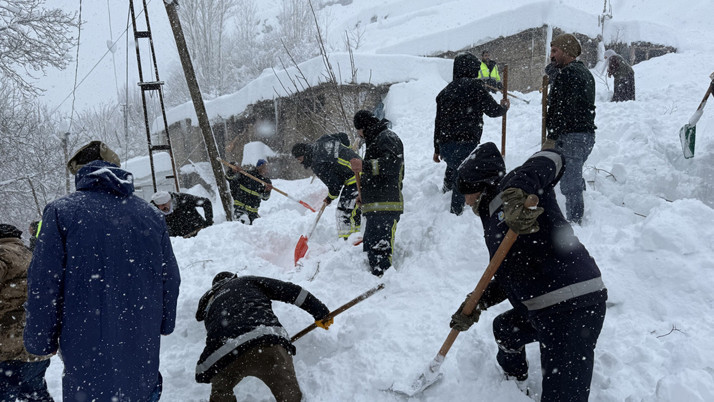 Van'da çığ altında kalan kadın için zamanla yarıştılar