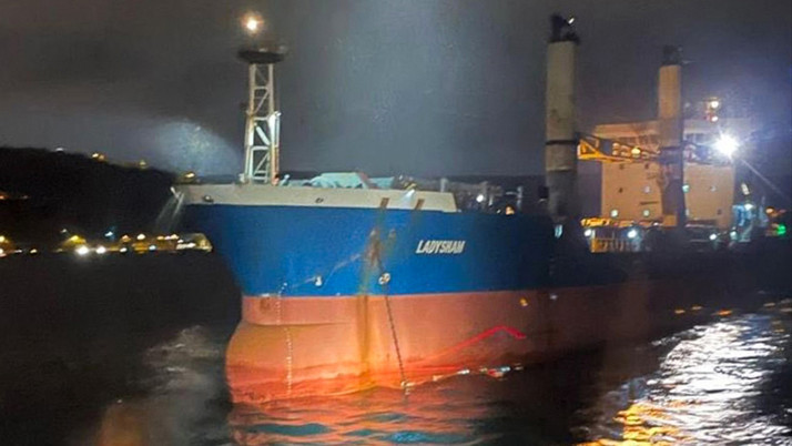 İstanbul Boğazı'nda arızalanıp sürüklenen kuru yük gemisi kurtarıldı