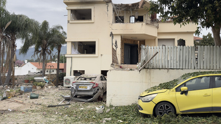 Hizbullah İsrail'in kuzeyine roket yağdırdı ev araçarda hasar oluştu