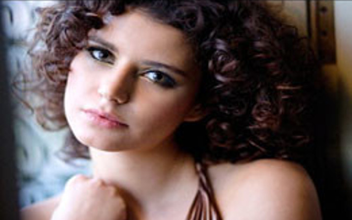 Beren Saat Kimdir?