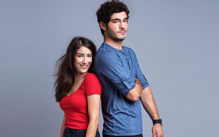 Bizim Hikaye bitti gerginlik bitmedi! Hazal Kaya ve Burak Deniz birbirlerini sildi - Resim: 1