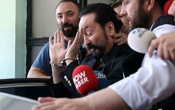 Cinsel ilişkiye girenleri izlemiş! Adnan Oktar'ın ahlaksızlığına bakın - Resim: 1