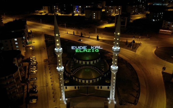 Elazığ'da mahyalı "Evde Kal" uyarısı