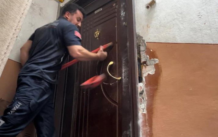 Balyoz kırıldı, çelik kapı kırılmadı, ev sahibinin kilitlediği kiracıyı itfaiye çıkardı