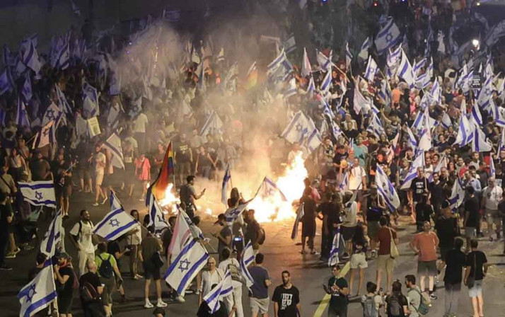 İsrail’de bir sürücü aracıyla protestocuların arasına daldı: 1 yaralı