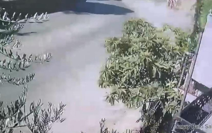 Adana'yı 5.5'lik deprem vurdu! Duvar saniyeler içerisinde yerle bir oldu... O anlar kamerada