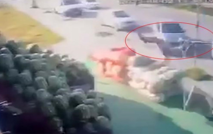 Erzurum'da görüntüler şaşırttı! Rüzgardan uçan şemsiye manavı uçurdu